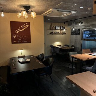 차분한 분위기의 성인 스타일 멋진 술집에서 비일상적인 순간을 만끽하세요