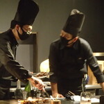 鉄板焼 Baknos - シェフにより目の前で料理が作られます