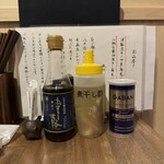 酒肴場 屯 - 卓上の調味料