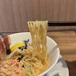 酒肴場 屯 - ツルモチの平打ち麺は加水率高めでプリっとした食感