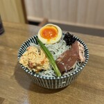 酒肴場 屯 - 花咲ガニや鴨の生ハムをご飯にのせてセルフ花咲ガニ丼w