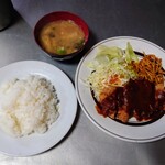 洋食の店 南海 - 令和6年7月 ランチタイム(11:30〜15:00)
            日替わりサービスランチ 税込800円
            トンカツ、みそ汁、ライス