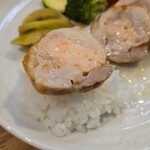 キッチン ブルー グローブ - ガランティーヌも乗せます、海老のすり身は大きい