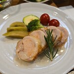 キッチン ブルー グローブ - 鶏もも肉と海老のガランティーヌのアップ、ローズマリーは大きい！