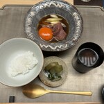 徳ㇵ本也 - すき焼き　香の物　ご飯　味噌汁