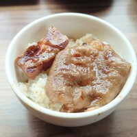 焼肉うしごろ 新宿三丁目店 - 『オンザライス（中落ちカルビ&イチボ）』