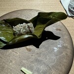 KHAO - バナナの葉で包まれた豚肉　豚耳