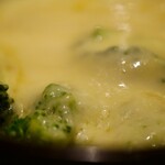 バール ブリオ - えびとブロッコリーのラクレット