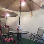 店内に日除け傘卓が３つ