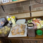 むらやま - 割り箸で好きな惣菜を取ります。