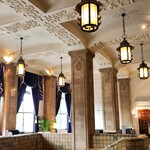 ザ・カフェ - 二階のホテルのラウンジは天井も素敵♪