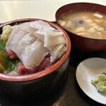 海の幸 翔 - （ごはん半分）活〆平目切身・エンガワ・中おち丼、あら汁