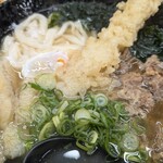 人力うどん - ワカメ、玉子、肉、ごぼ天 ＋ えび天