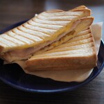 うつわカフェ グルグル - ホットサンド（ハム＆チーズ）
