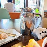 カフェ クウネル - コーヒーは2杯分あるポット提供