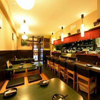 Inside the store, there are tatami rooms and counter seats ☆彡