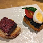 シャテーニュ - アミューズ4種盛り合わせ　フレッシュトマトとバジルとオリーブとケッパー　豚の血のブーダンノワールに林檎のジャム