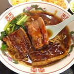 永楽 - 豚角煮タン麺930円（ランチは、炒飯、麻婆豆腐ほか、食べ放題）