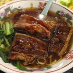 永楽 - 豚角煮タン麺930円（ランチは、炒飯、麻婆豆腐ほか、食べ放題）