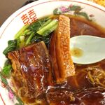 永楽 - 豚角煮タン麺930円（ランチは、炒飯、麻婆豆腐ほか、食べ放題）