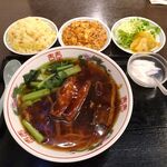 永楽 - 豚角煮タン麺930円（ランチは、炒飯、麻婆豆腐ほか、食べ放題）
