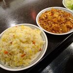 永楽 - 豚角煮タン麺930円（ランチは、炒飯、麻婆豆腐ほか、食べ放題）