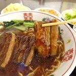 永楽 - 豚角煮タン麺930円（ランチは、炒飯、麻婆豆腐ほか、食べ放題）