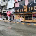 焼肉ホルモン 肉成 - 駅前の建ち並ぶ店舗
花輪の有るのがお店