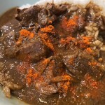 焼肉ホルモン 肉成 - 辛味パウダーを振りかける