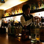 加藤 - 店内と加藤オーナー・バーテンダー(掲載許可済）