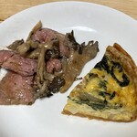 グリーン・グルメ - 料理写真:ほうれん草＆ベーコンのキッシュと、牛肉のグリル　霜降りひらたけロースト添え