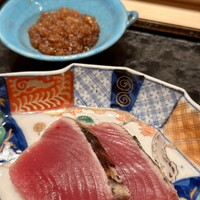 鮨 ふじおか - カツオのたたきは玉ねぎ醤油を載せていただきます。
                    余ったらアテになります。飲兵衛は嬉しい。