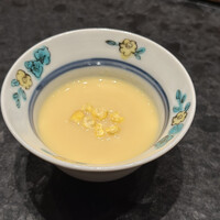 鮨 ふじおか - とうもろこしのすりながし、トッピングされたフリーズドライのとうもろこしが食感もよく美味しさを引き出してます。
