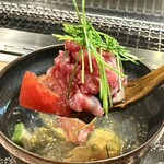 八面六秘 - 冷菜と丹波牛のタタキのリンゴ酢ジュレがけ