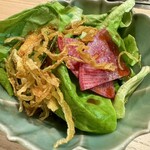 八面六秘 - 玉ねぎドレッシングのサラダ