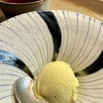 八面六秘 - ピスタチオアイスとマスカットティー