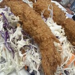 肉の吉野屋 - 海老フライ。尻尾までしっかりとパン粉に包まれています