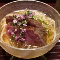 多仁本 - 炭火焼きの牛肉の下は半田そうめんと万願寺とうがらし。お勧めいただいたワインと合わせて口福♡