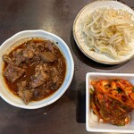 炭火焼肉 にく式 - 「牛煮込み」（左）「もやしナムル」（右上）「キムチ」（右下）