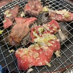 炭火焼肉 にく式 - 片面をサッと炙る
