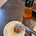 炭火焼肉 にく式 - 専用の塩ダレで食べる