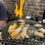 炭火焼肉 にく式 - いい感じの火柱