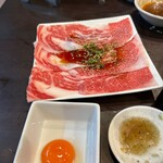 炭火焼肉 にく式 - 「焼きしゃぶカルビ（卵付き）」