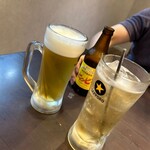 炭火焼肉 にく式 - 「生ビール（サッポロ黒ラベル）」（左）と「ホッピー」（右）