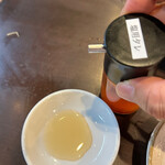 炭火焼肉 にく式 - 専用の塩ダレで食べる