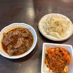 炭火焼肉 にく式 - 「牛煮込み」（左）「もやしナムル」（右上）「キムチ」（右下）
