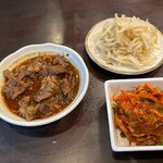 炭火焼肉 にく式 - 「牛煮込み」（左）「もやしナムル」（右上）「キムチ」（右下）