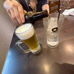 炭火焼肉 にく式 - ナカミにホッピーを注ぐ