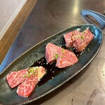 炭火焼肉 にく式 - 「和牛上カルビ」（左）「和牛カイノミ　あつ」（中）「和牛ハラミ　あつ」（右）