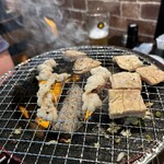 炭火焼肉 にく式 - 「牛ホルモン（シマチョウ）」（左）「にく式下町ホルモン」（右）